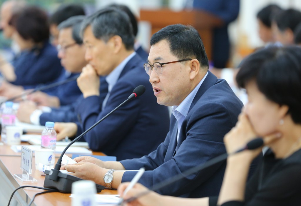1. 주낙영 경주시장이 8일 민선7기 출범 후 첫 읍면동장회의에서 민선7기 시정 철학을 공유하고, 목민관으로서 읍면동장의 역할과 책임을 강조하고 있다 (1)
