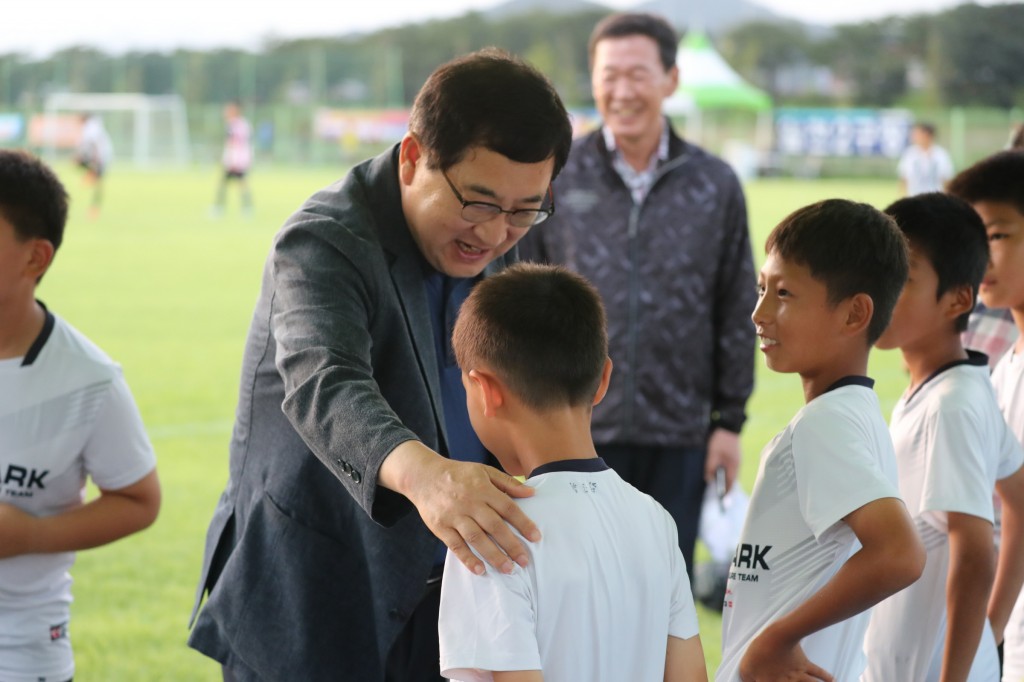 주낙영 경주시장이 10일 축구공원을 찾아 시합을 앞둔 유소년선수들을 격려하고 있다 (1)