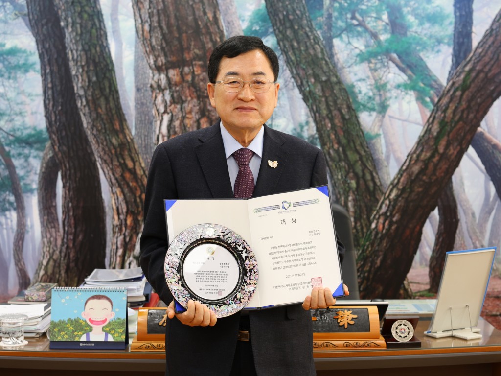 2-1. 주낙영 경주시장이 제2회 대한민국지자체홍보대상 역사문화부문 대상 상패와 인증서를 들고 기념촬영을 하고 있다