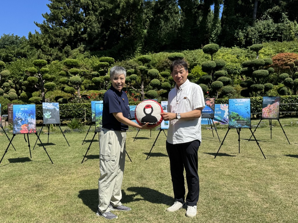 1-1. 가수 겸 다이버 이은미씨와 경북문화관광공사 김남일 사장이 경북 동해바다 명예대사 홍보 위촉하면서 기념품으로 해녀 태왁을 전달하~